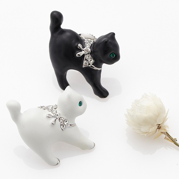 ネコ ブローチ ピンバッチ ピンブローチ ピンズ 猫 子猫 ねこ ラインストーン キャット 55%OFF ホワイト 61％以上節約 プレゼント ブラック 可愛い ギフト リボン