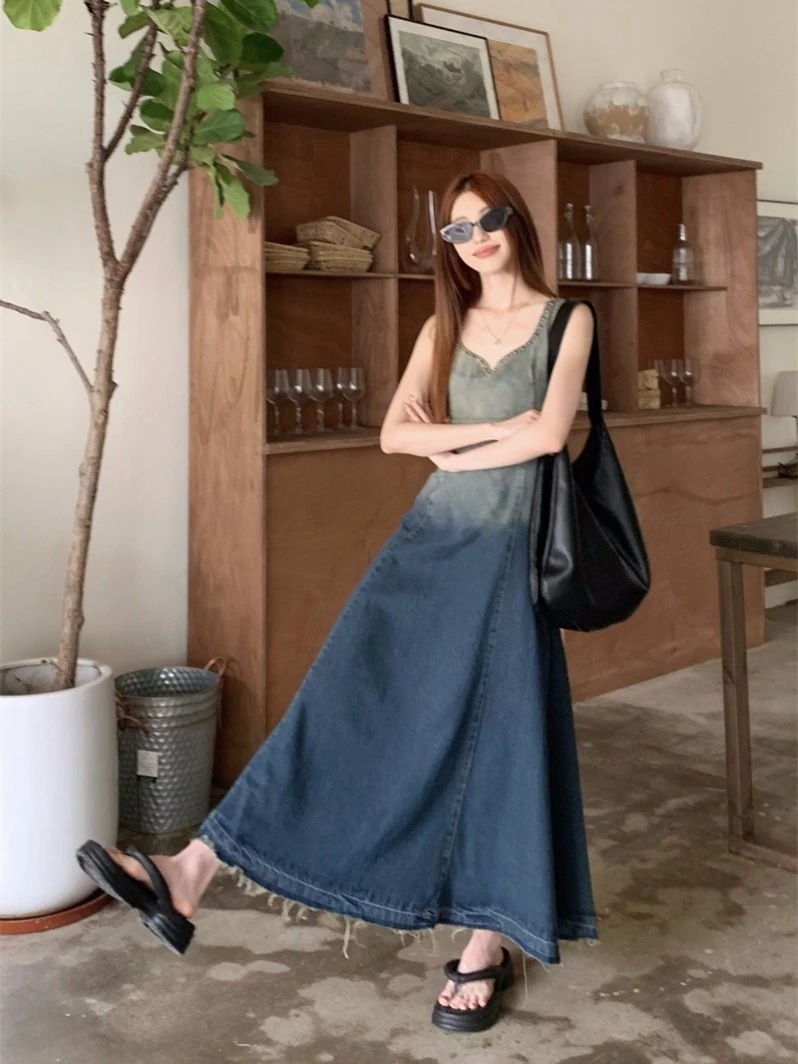 夏の女性のためのデザインされたグラデーションデニムキャミソールドレスレトロな気質スリム痩身ロングスカート