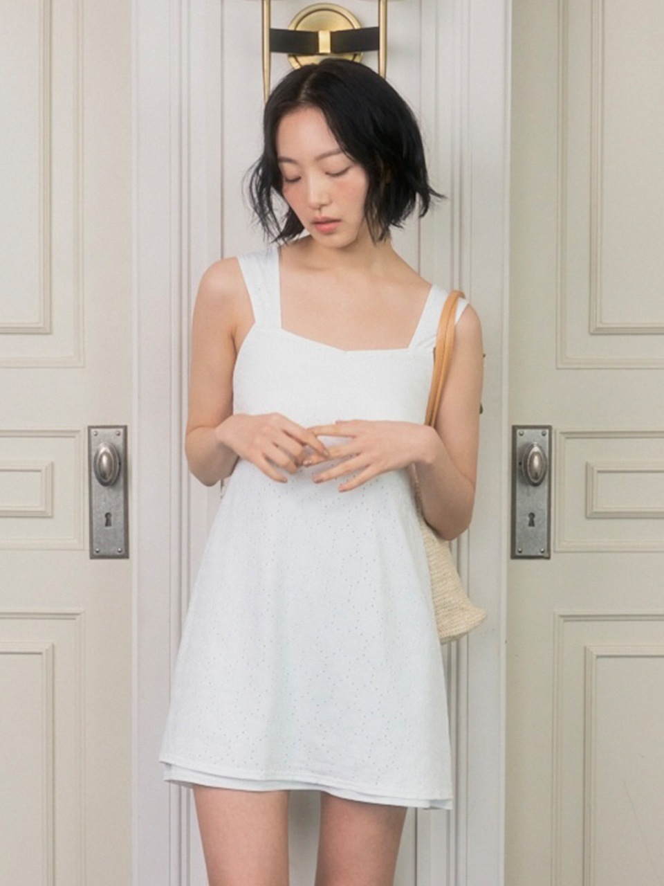 room no.113 Mone white