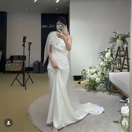 片肩のサテンの森系の魚尾の軽いウェディングドレスの春の新型の新婦の結婚の迎賓のドレスの東南アジア