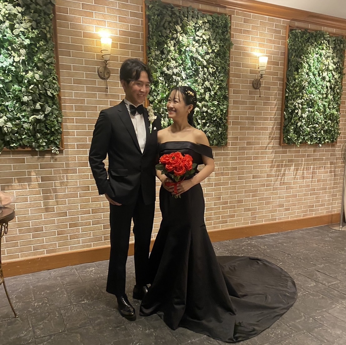 実例写真！パーティードレス ブラック オフショルダー マーメイドライン 光沢サテン エレガント 前撮り