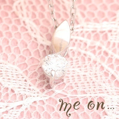 me on...華奢な葉にこぼれおちるダイヤモンドの雫 プラチナ PT リーフモチーフシンプルダイヤモンドネックレス お届けまで２３週間程 そよ風に舞うプラチナムのリーフ