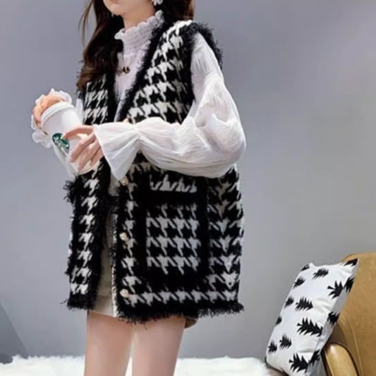 レディース ジャケット ニット ベスト アウター 上着 羽織 前開き 丈長 袖なし ノースリーブ 襟なし もこもこ ふわふわ ふっくら ポケット 伸縮性 ボタン かわいい 大人可愛い きれいめ