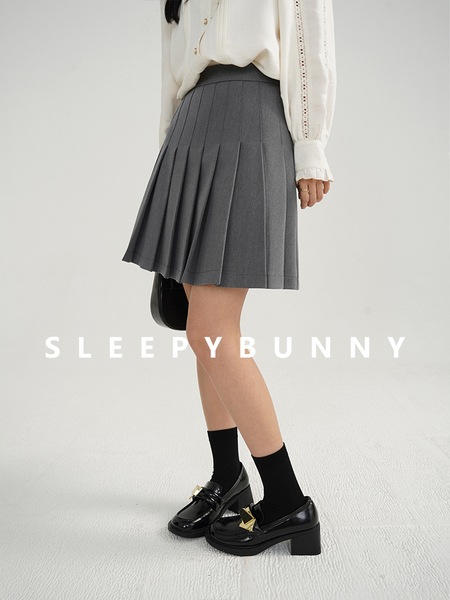 Sleepy Rabbit カレッジスタイルのドレープ性のある露出防止プリーツスカート