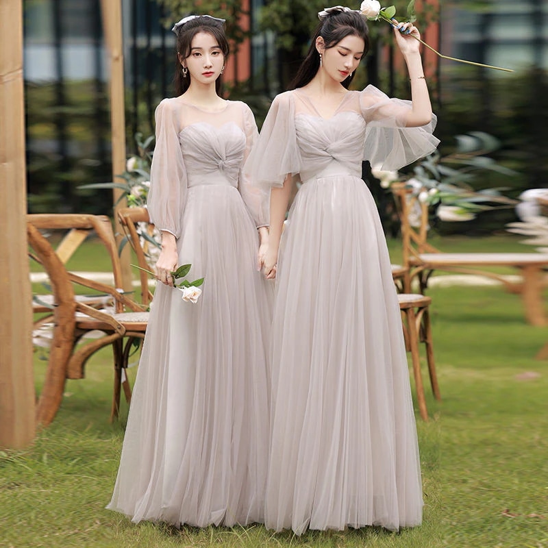 夏の灰色の新しい薄い結婚式の女性