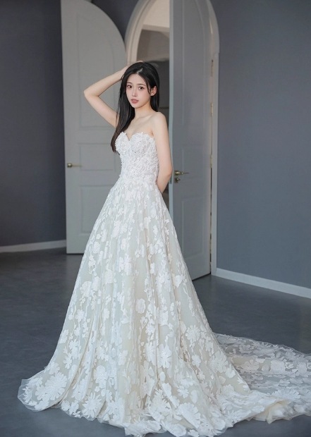 ウェディングドレス ベアトップ 贅沢な小花総レース Aライン エレガント 結婚式