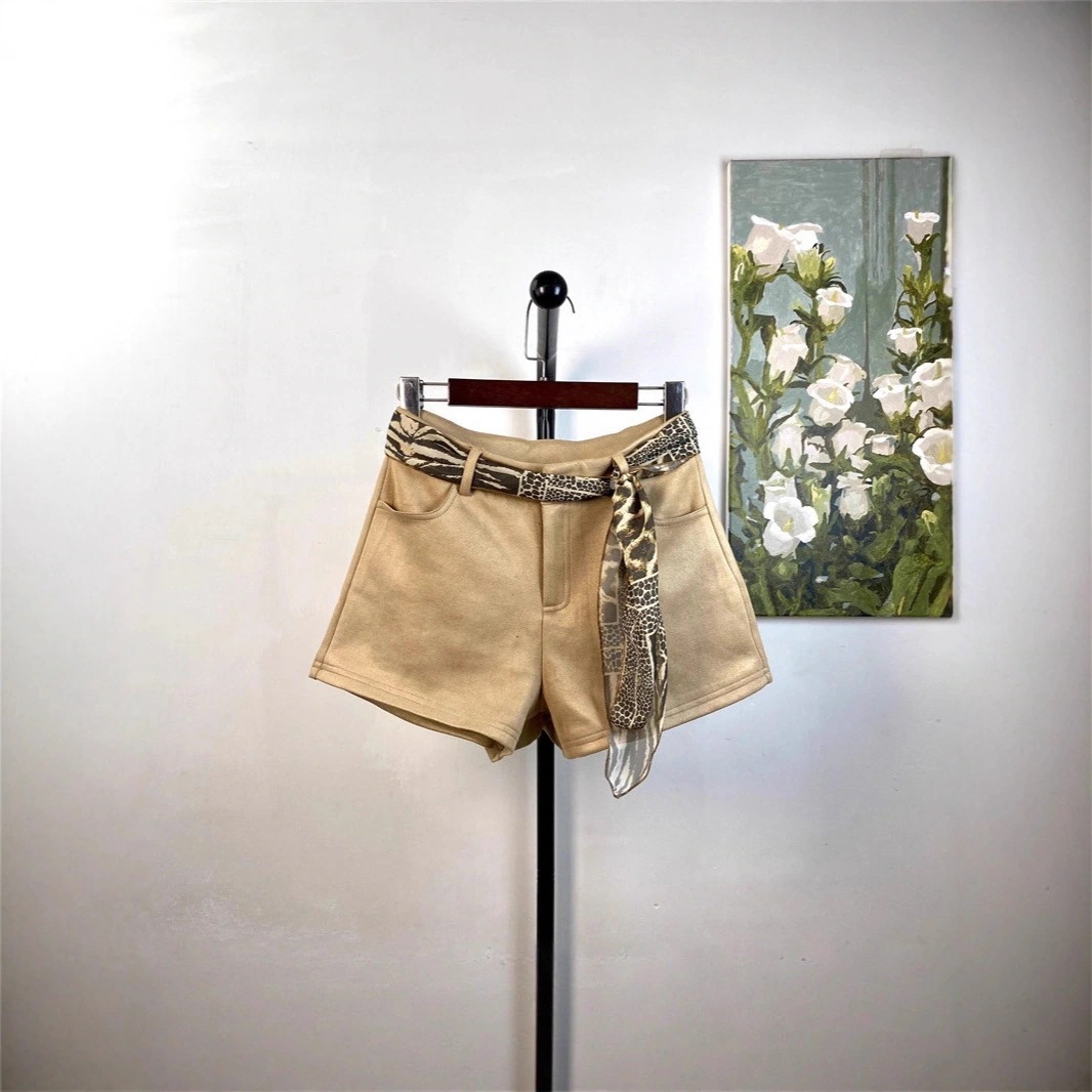 カーキ色のスエード無地の万能シックカジュアルパンツレディース秋冬ハイウエストスリミングストレートレッグショートパンツホットパンツ