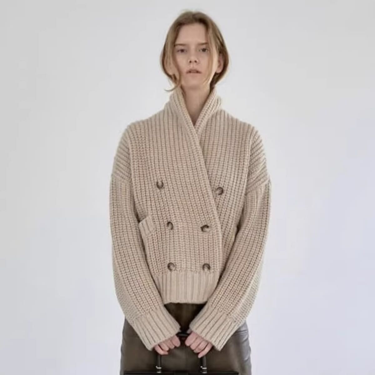 トップス カーディガン 長袖 ショート丈 Vネック 前開き ダブルボタン ポケット かわいい 大人可愛い きれいめ シンプル 上品 おしゃれ かっこいい カジュアル レトロ ラフ ルーズ こなれ感