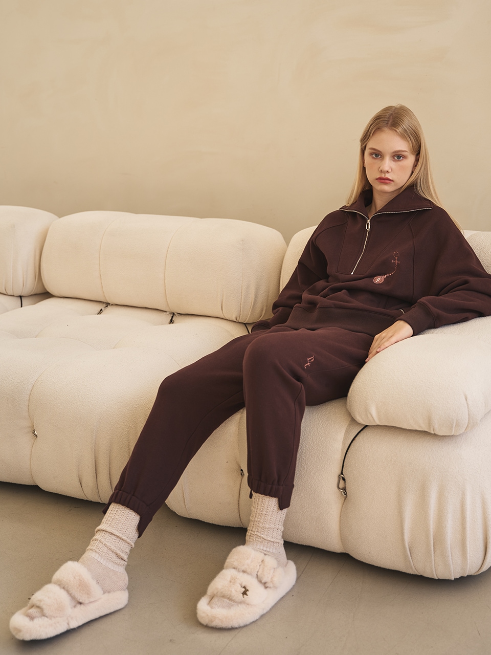 로고 언발란스 조거 팬츠 (브라운) 조거핏 트레이너 팬츠