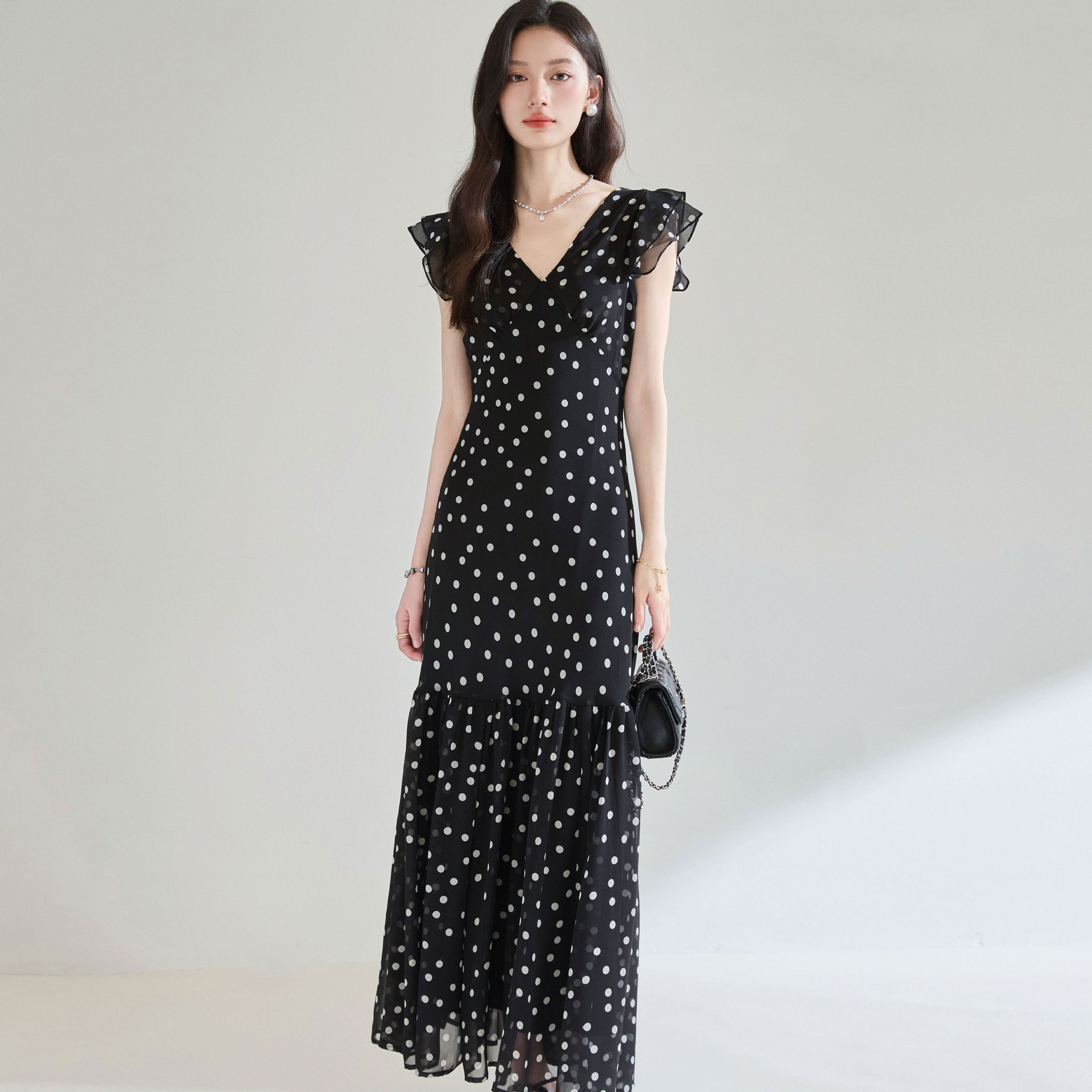 【送.料.無.料.急速発送】ノースリーブドットでウエストを丸めて細く見せたVネックのセクシーな背中見せロングスカートワンピース