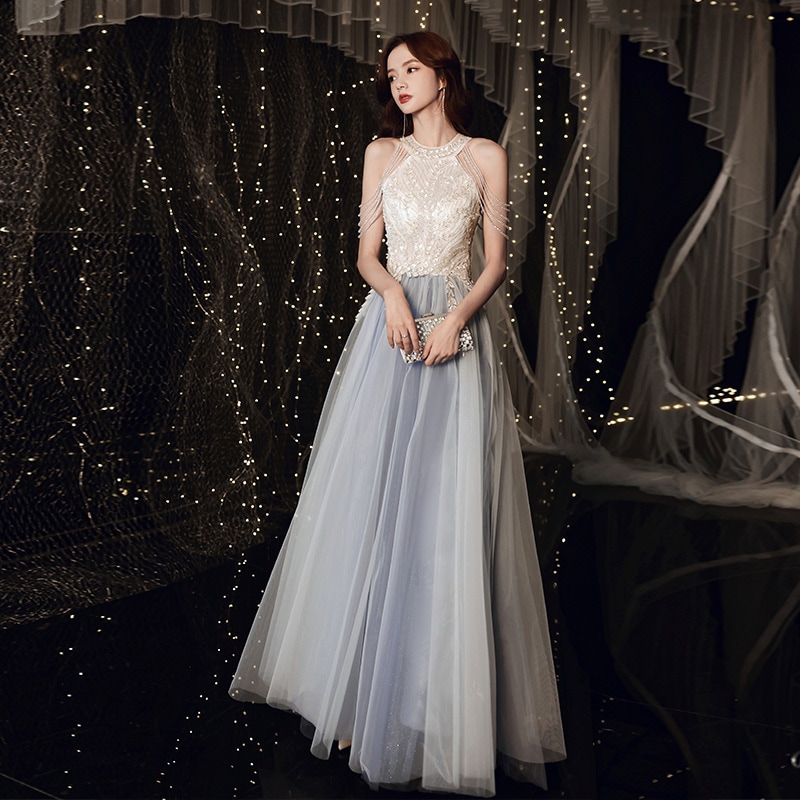 首を掛けてタキシードのスカートの女性の宴会の気質の年会は軽くて豪華です