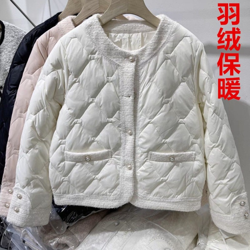 2025 冬の新ダイヤモンド形の小さな香りのよいダウンジャケット女性のショートスタイルの小さな暖かいホワイトダックダウンジャケットトレンディな