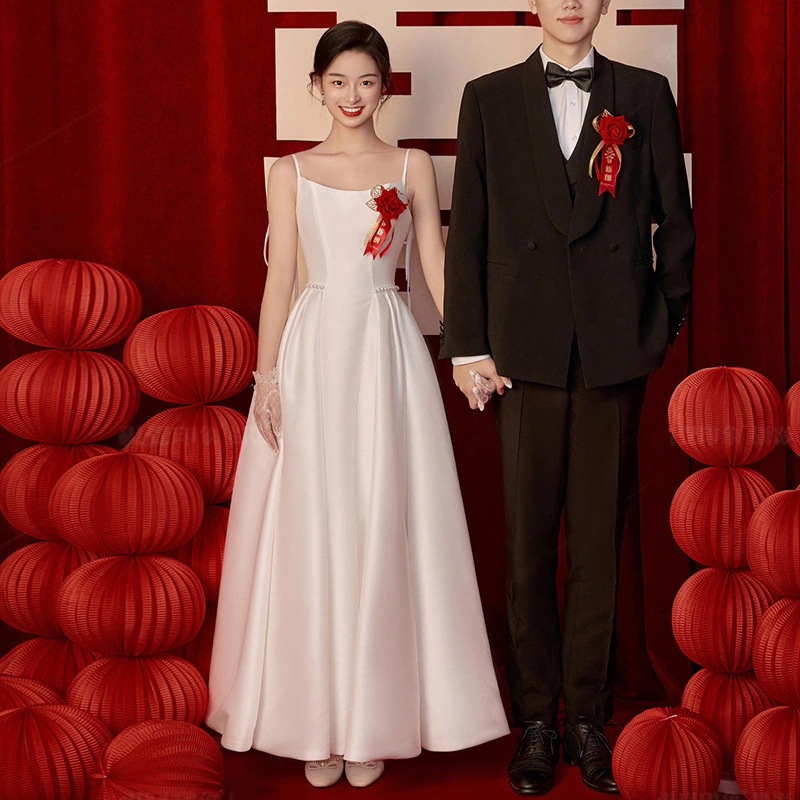 土曜日のライトウェディングドレススパンコールスタイルシンなホワイトカラー登録小さな白いスカートサスペンダーエンゲージメントドレス女性