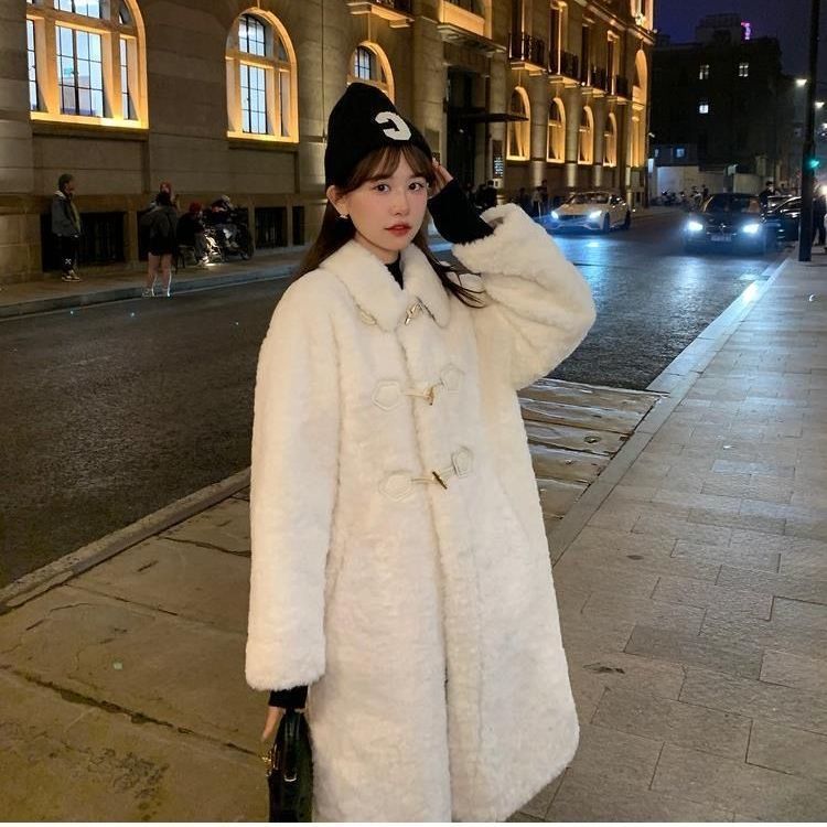 厚手 人気アウター 24の新作ラム毛コート女性用毛皮のウサギの毛を模したふわふわのロング丈の厚手のレトロな牛角ボタンコート 韓国ファッション