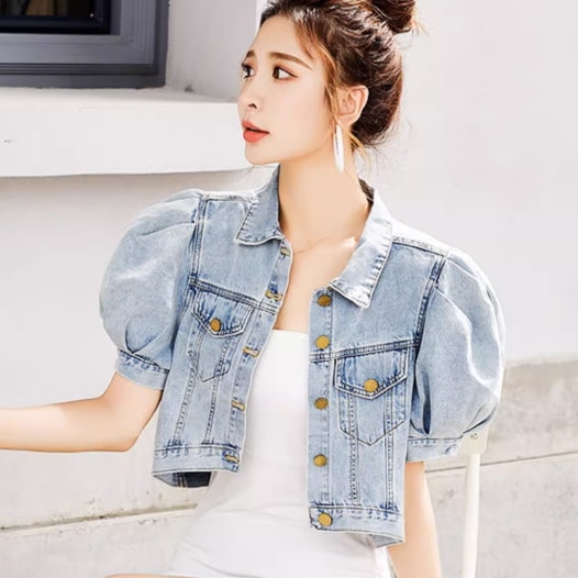レディース アウター コートジャケット デニムジャケット ショート丈 半袖 ボリューム袖 前開き 角襟 ボタン ポケット デニム かわいい 大人可愛い きれいめ シンプル 上品 おしゃれ