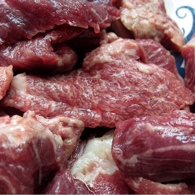 高級部位の「馬肉霜降りロースすじ2kg」超珍品・珍味...要加熱urikiri
