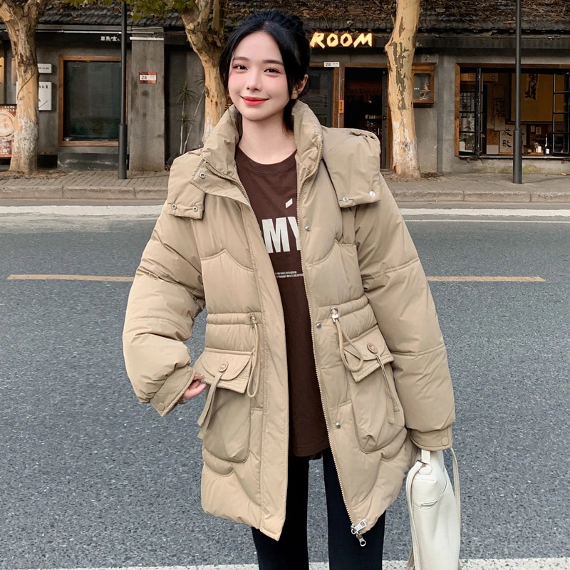 中長タイプのフリルを腰に収めたデザイン感の大きいポケットに帽子のパン服の女性冬2024新型ダウン綿服のコートがついている