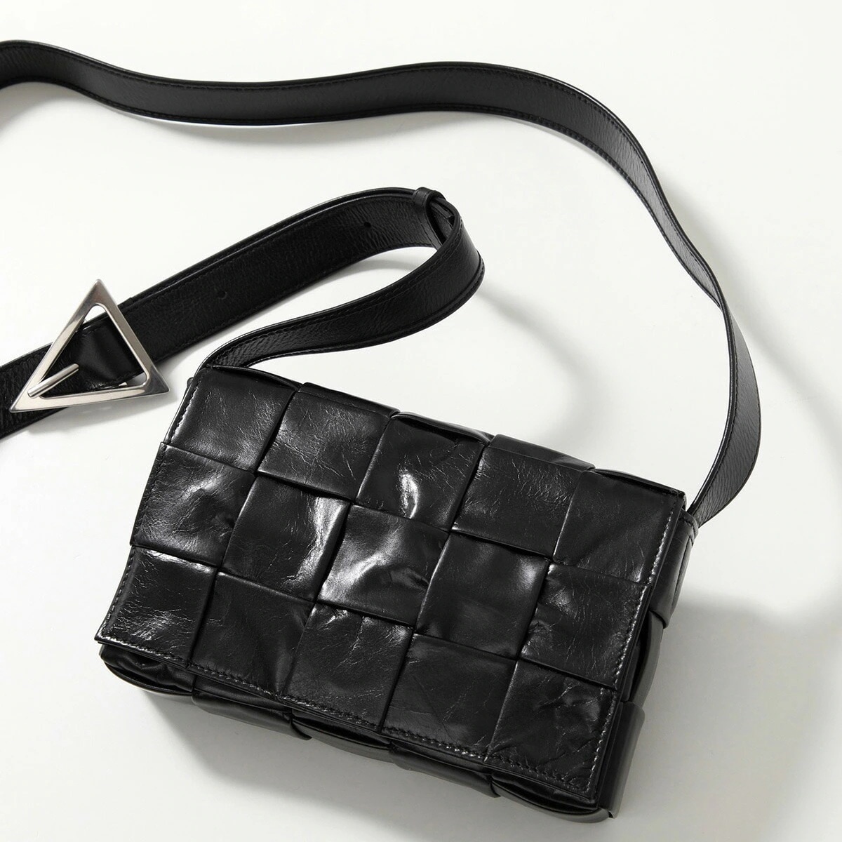 BOTTEGA VENETA ボッテガヴェネタ ショルダーバッグ SMALL CASSETTE スモール カセット 717587 VCQ71 メンズ クロスボディバッグ マキシイントレ レザー 鞄