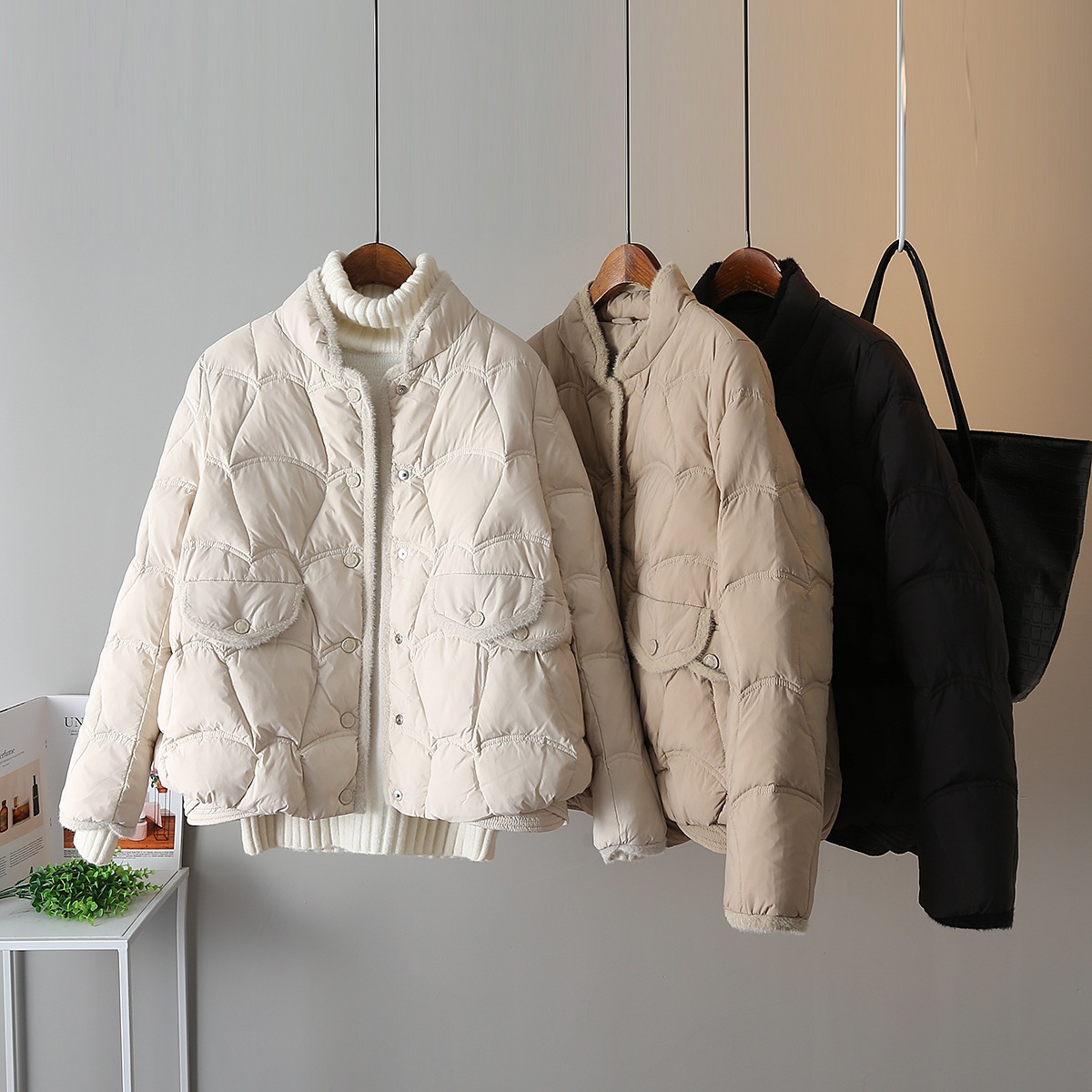 2025年冬新作 韓国風 薄手スタンドカラー 万能ダウンジャケット ファー付き ホワイトダックダウンジャケット レディース