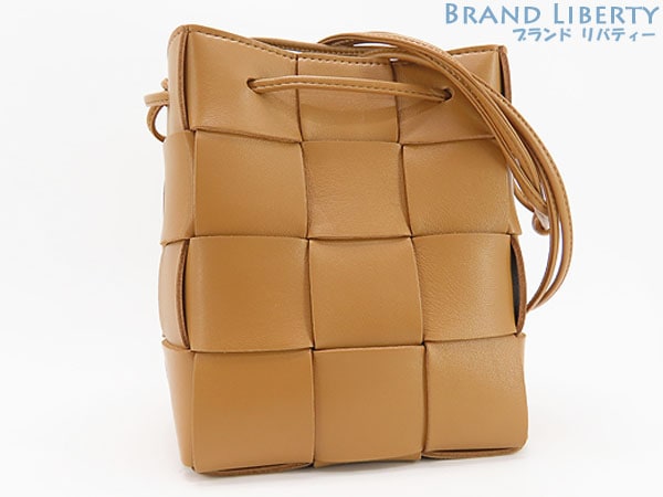 未使用ボッテガヴェネタBOTTEGAVENETAイントレチャートスモールカセットクロスボディバケットバッグショルダーバッグショルダーポーチポシェットキャメルラムレザー