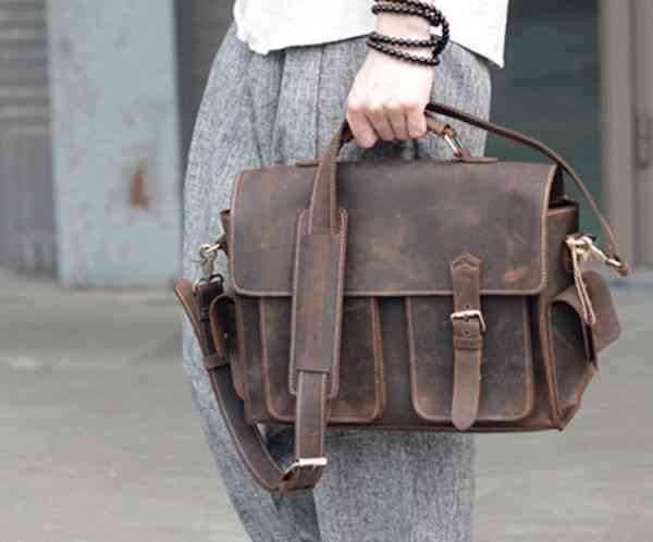 ショルダーバッグ メンズ ブランド ハイ A4 軽量 斜めがけ おしゃれ レザー 春 夏 多収納 黒 小さめ 縦型 革 人気 大きめ 鞄 冬 ボディバッグ かっこいい 2WAY 秋 50代 40代 3