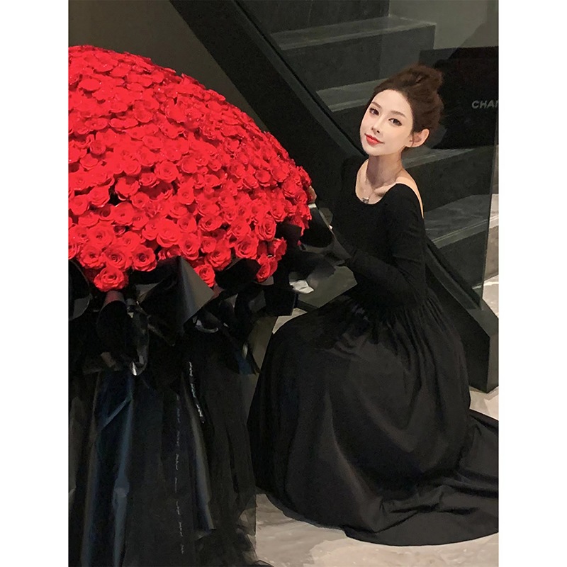 シニア気質フレンチヘップバーンスタイル黒の長袖ドレス子供2023初春の新しいウエスト姫ロングスカート
