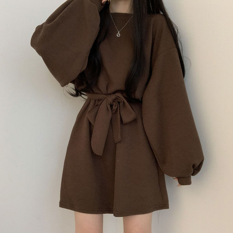 秋 丸襟 けいたい 腰をすぼめる パフスリーブ スカートの女性