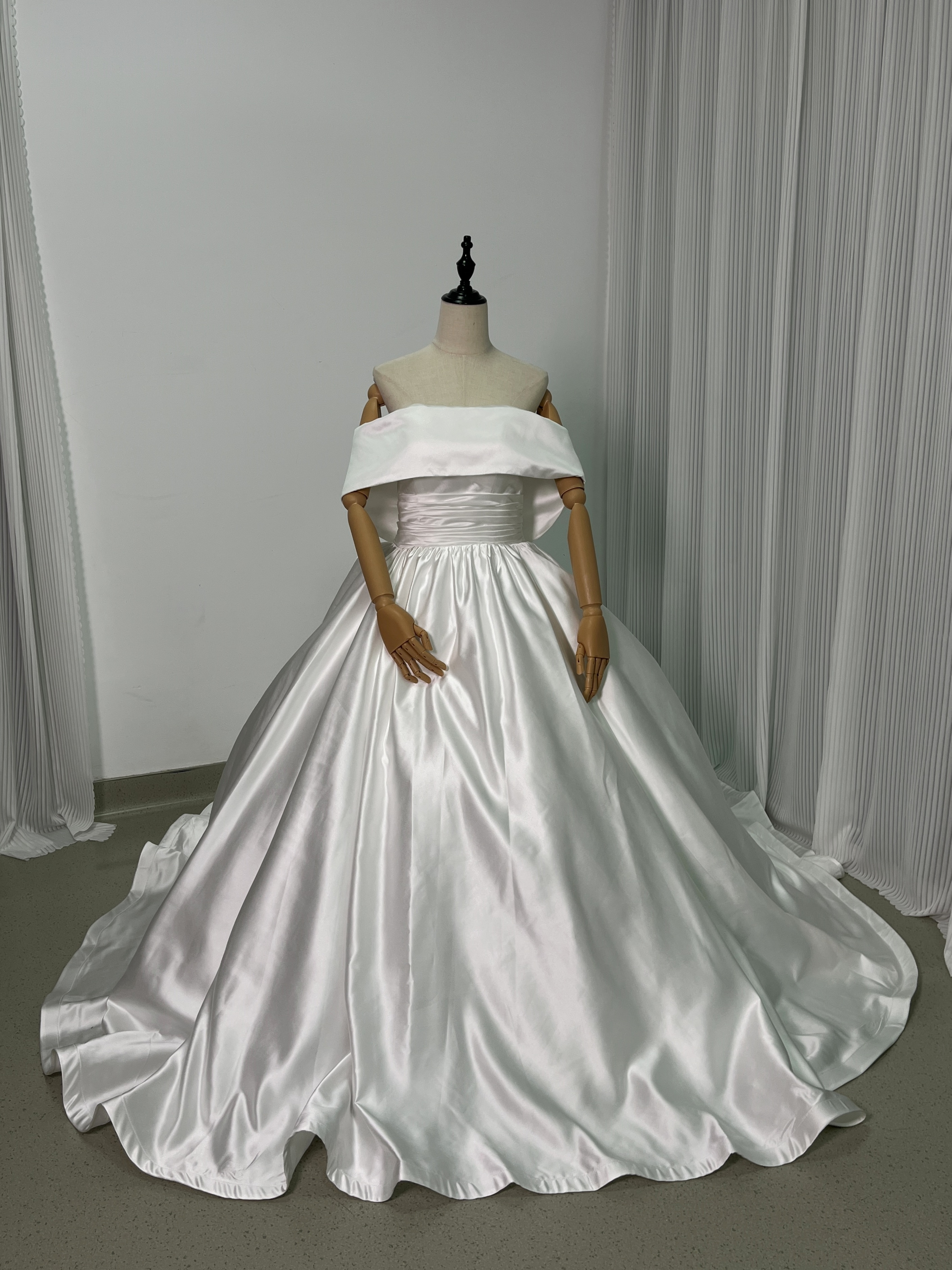 豪華！ウエディングドレス オフホワイト 光沢感 繊細レース 取り外しオフショルダー リボン 結婚式/披露宴