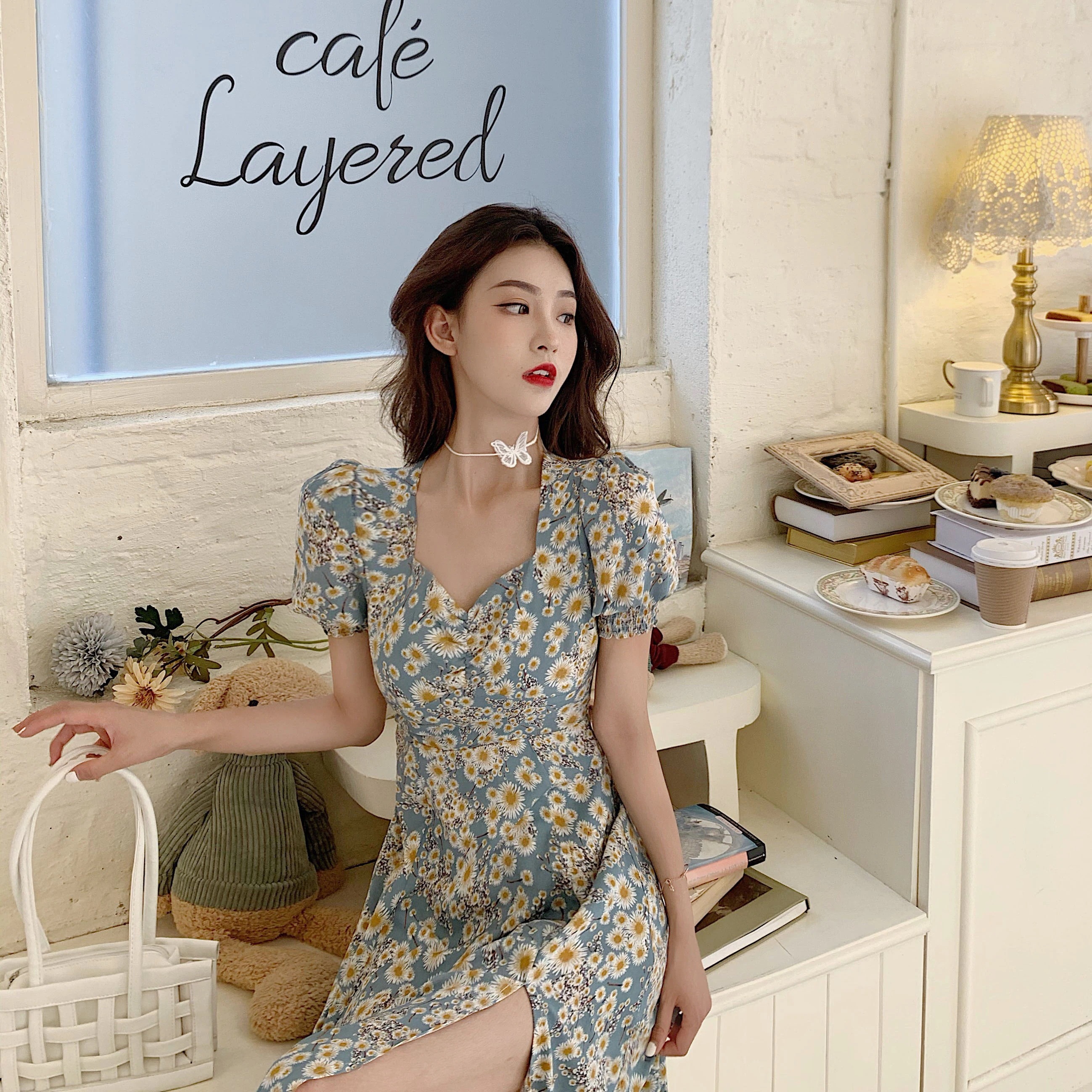 デイジー柄ワンピース ワンピース フレアワンピース ロング ロング丈 袖あり 半袖 パフスリーブ Vネック スリット レザー かわいい 大人可愛い シンプル カジュアル 大人 おしゃれ お洒落