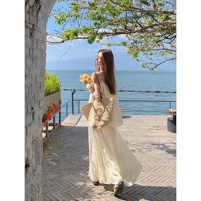 黒いキャミソールの上着の女性の春夏の休暇のデザイン感胸をつけて締め付けて腰の半身のスカートのカバーを収めます