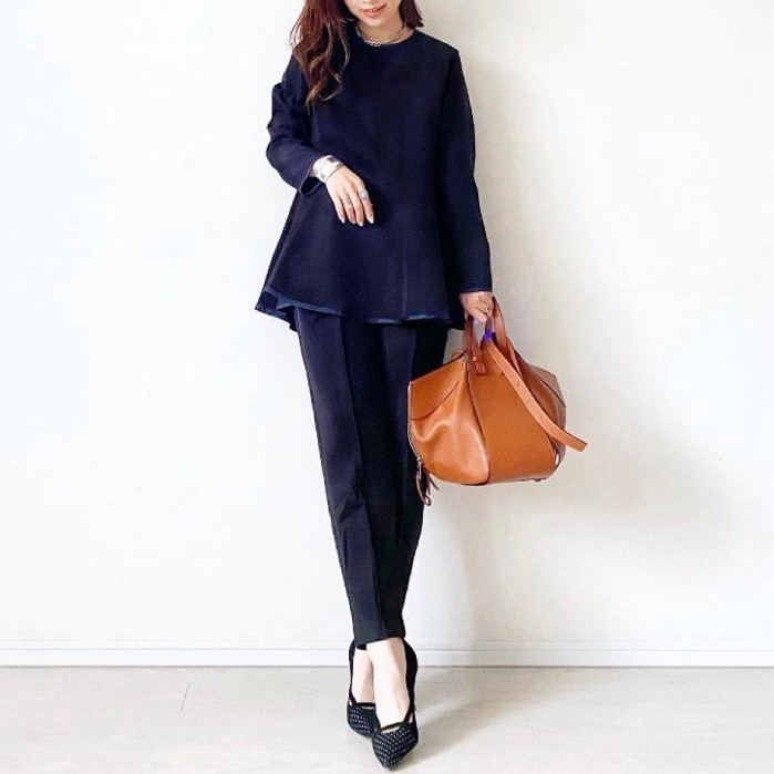 【今季注目】 目を奪われる上品なシルエットラウンドネックフレアトップ＋カジュアルパンツセット