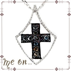 me on... ブラックダイヤモンドで刻まれた十字架の紋章K10ホワイトゴールドクロスモチーフネックレス 発送目安：２３週間