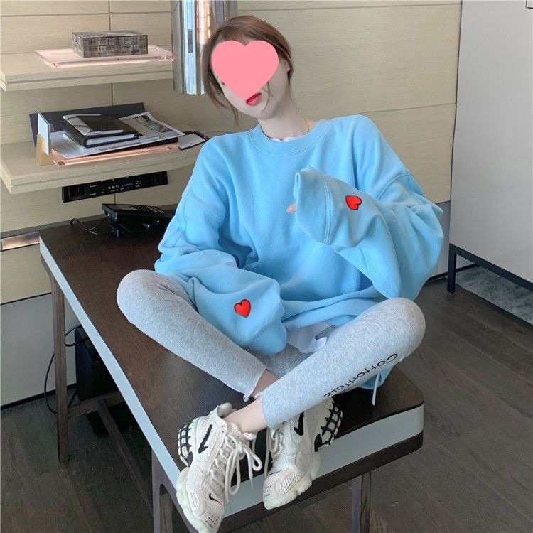 今年トレンドのオーバーサイズの刺繍入りミドル丈レディーススウェットシャツはスタイリッシュでシックそして楽にクールで春と秋にぴったりです