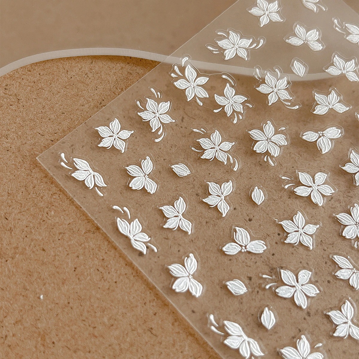 【1点ご購入 で10点プレゼントいたします】手描きネイルシール白い花5つの花びら爪飾り小さなアップリケ