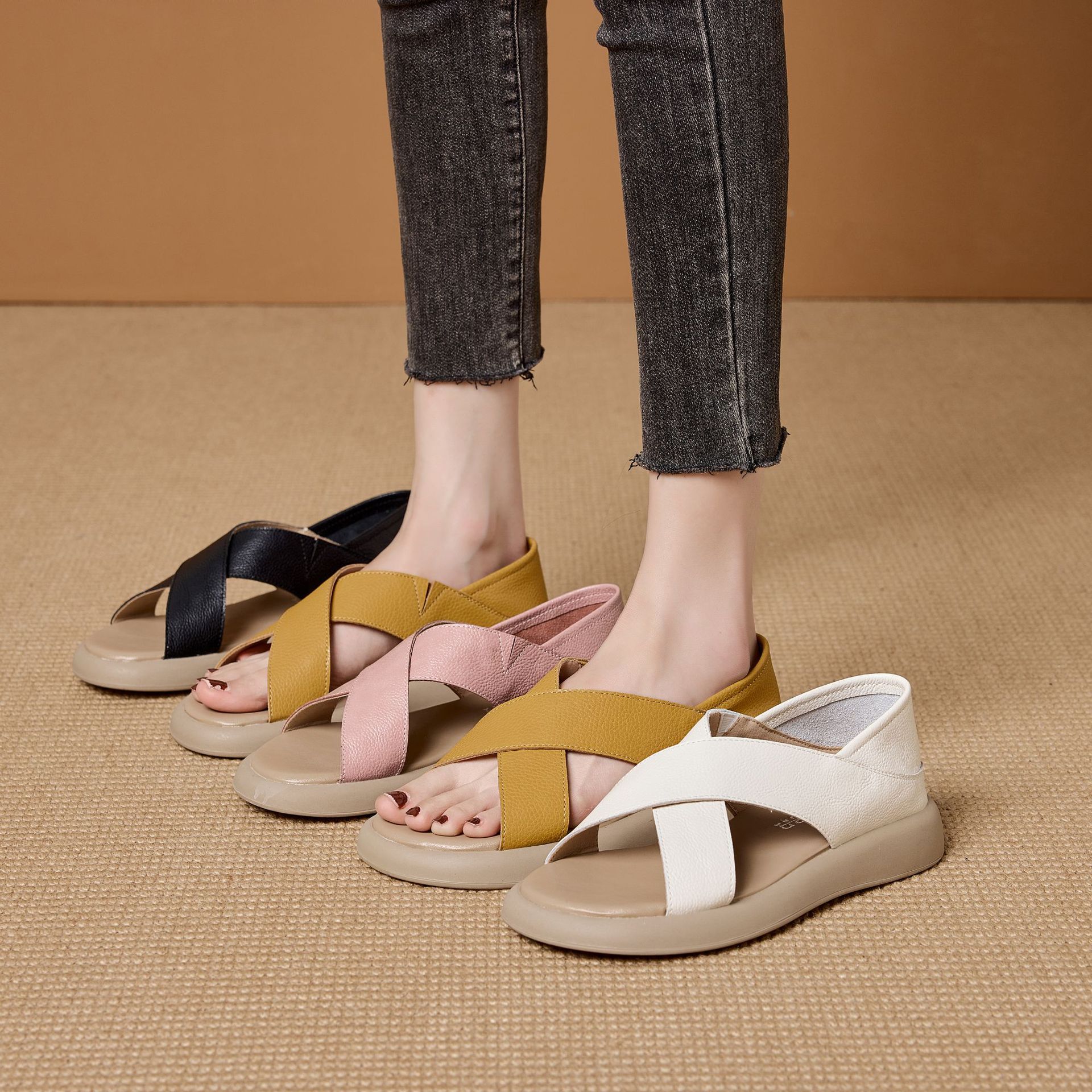 本革フラットフィッシュマウスサンダル女性用2024中空通気性ソフトボトムソフト表面フラットビーチシューズ