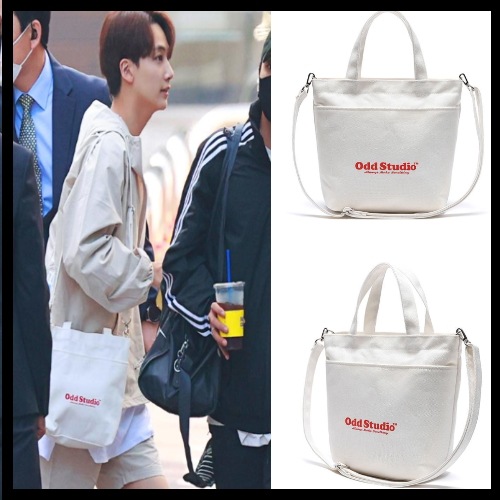 [SEVENTEENジョンハン着用] ボールドロゴクロスバッグ - CREAM