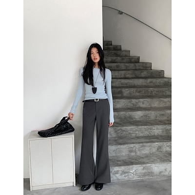 黒のハイウエストパンツは秋冬ゆったりしていて着やせしています