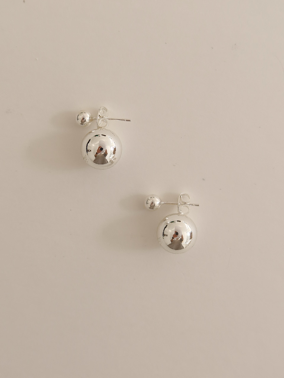 い出のひと時に、とびきりのおしゃれを！ two Seasonless ball silver - earring ピアス - aegis.qa