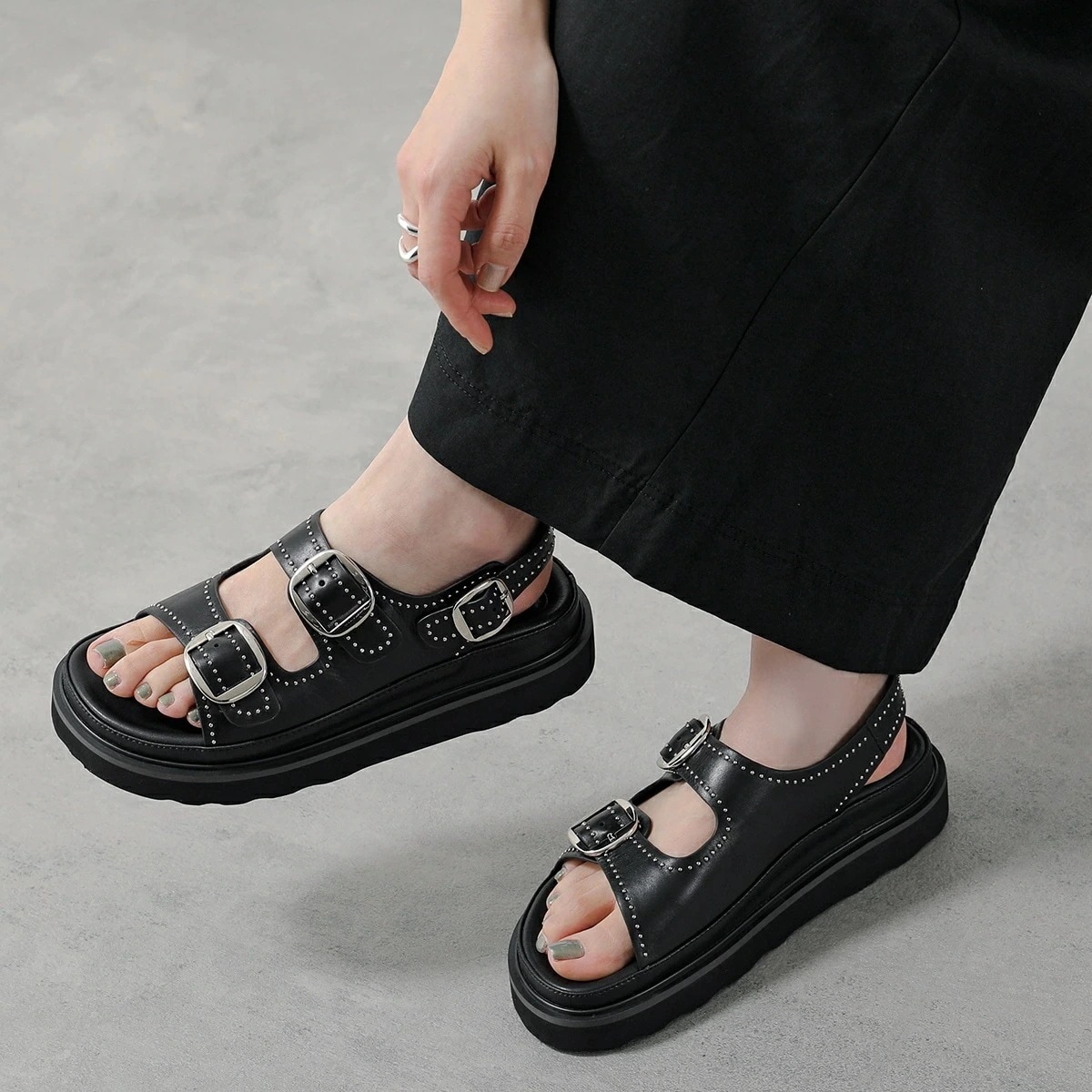 MOHI モヒ サンダル 1902479 レディース レザー ベルト スタッズ ストラップ シューズ 靴 NEGRO 【mega】