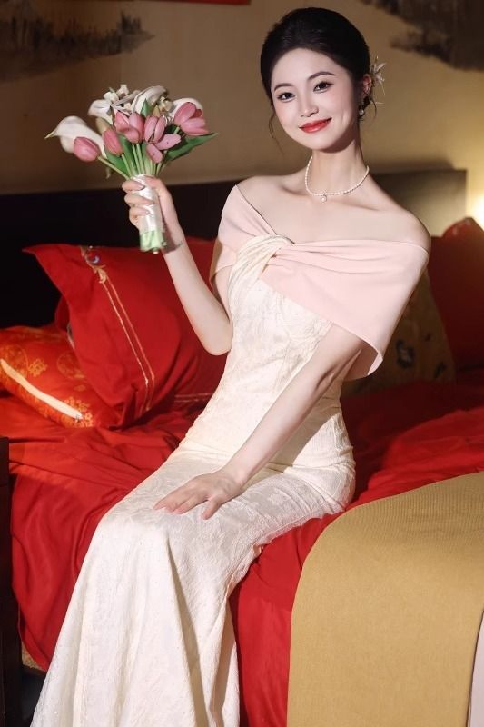 肩の敬酒服の娘の高級感があります