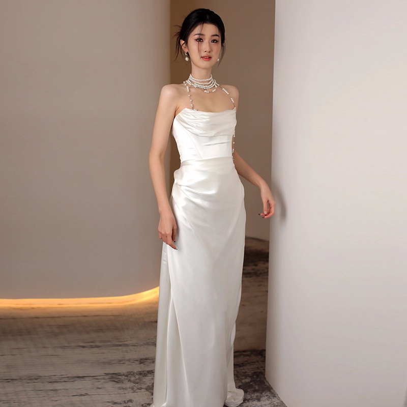 サテンのウェディングドレス花嫁のシンプルな白いチューブトップフォレストスタイルのパーティーフィッシュテールドレススカート