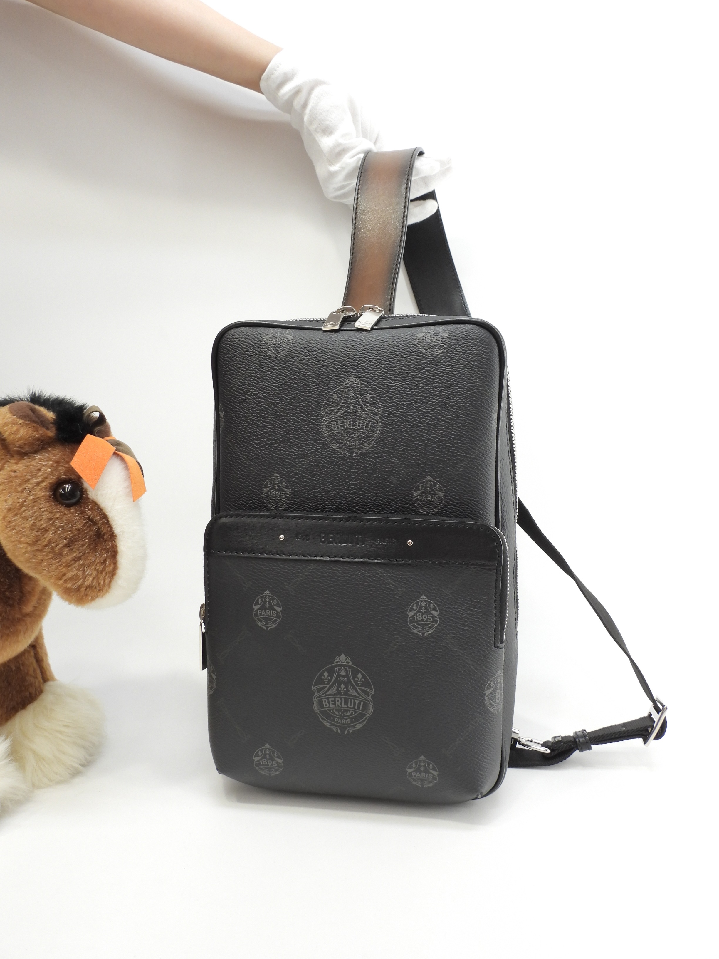 ボディバッグ シグネチャー 黒 クロスボディバッグ 美品@U1200P 118,000円