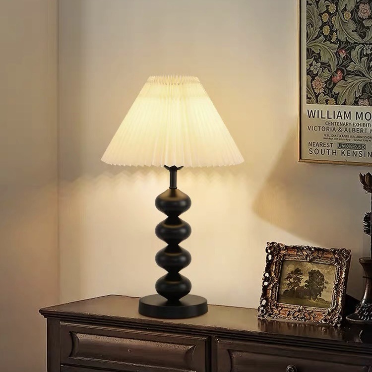 中国標準220 vフランスのレトロなベッドルームベッドサイドデスクランプハイエンドパーソナライズされた雰囲気のアメリカ中世のリビングルーム装飾デスクランプ