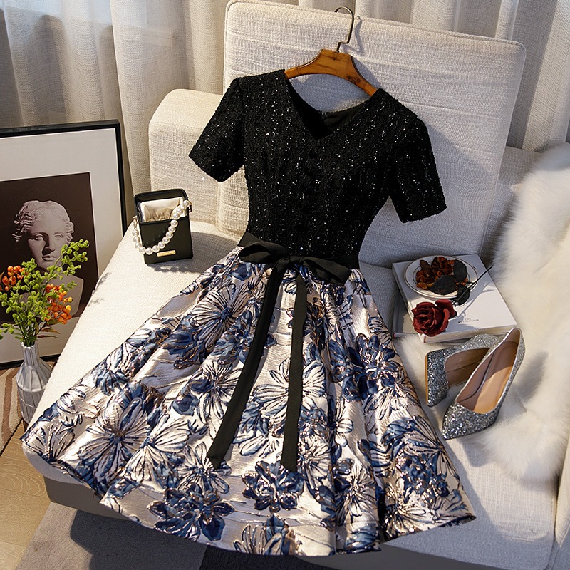 ブラックイブニングドレスライトラグジュアリーニッチフレンチ2024新作レディースフレンチミッドレングスエレガントレディバンケットドレス