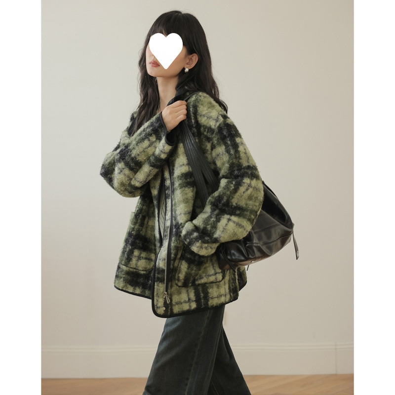 [レトロシックなトップス] 目を引くグリーンのチェック柄リラックス感のあるフェイクラムウールコート（レディース冬スタイル）