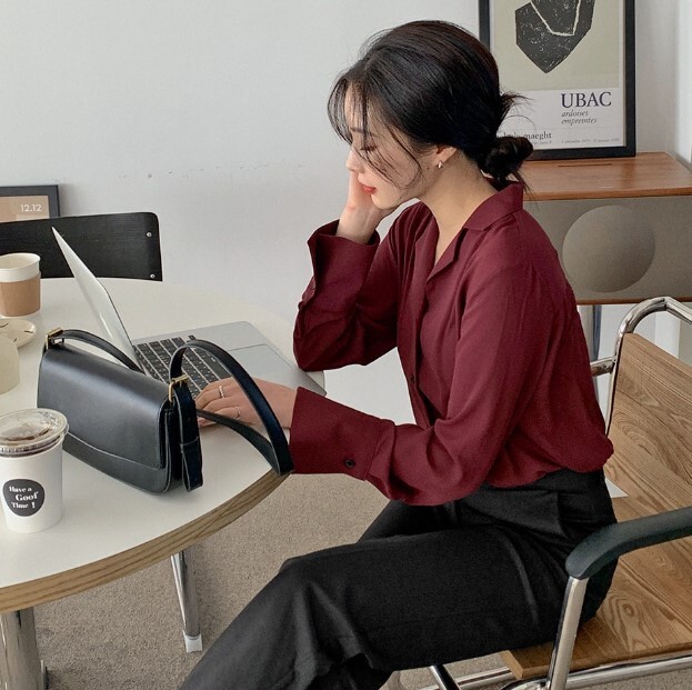 トップス シャツ ブラウス 袖あり 長袖 Vネック 襟付き 細身 前開き かわいい 大人可愛い きれいめ シンプル 大人 上品 おしゃれ お洒落 大人女子 こなれ感 フォーマル とろみ感 抜け感 無地