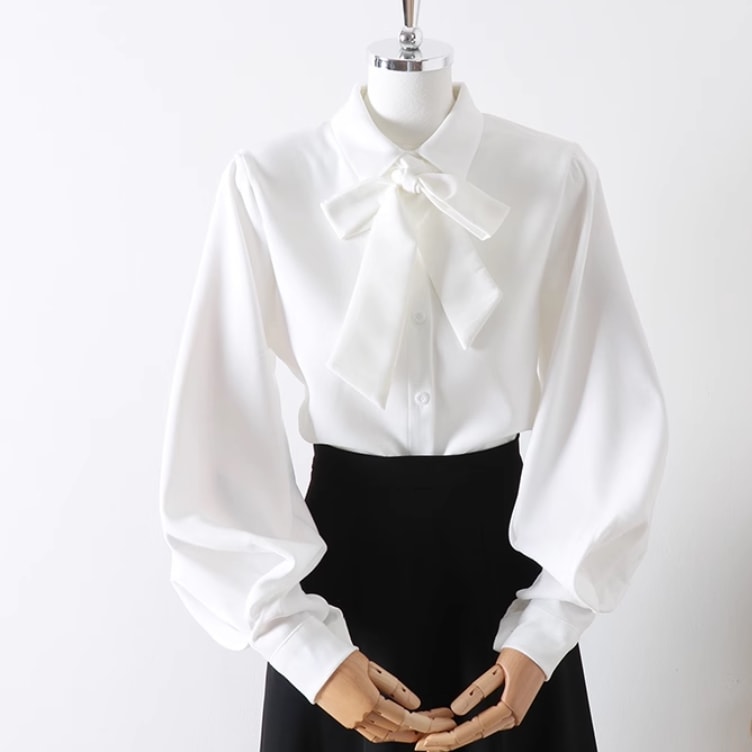 レディース トップス シャツ ブラウス 前開き 長袖 ランタンスリーブ 襟付き 角襟 フェミニン リボン ボタン かわいい 大人可愛い きれいめ シンプル 上品 おしゃれ レトロ こなれ感 ルーズ