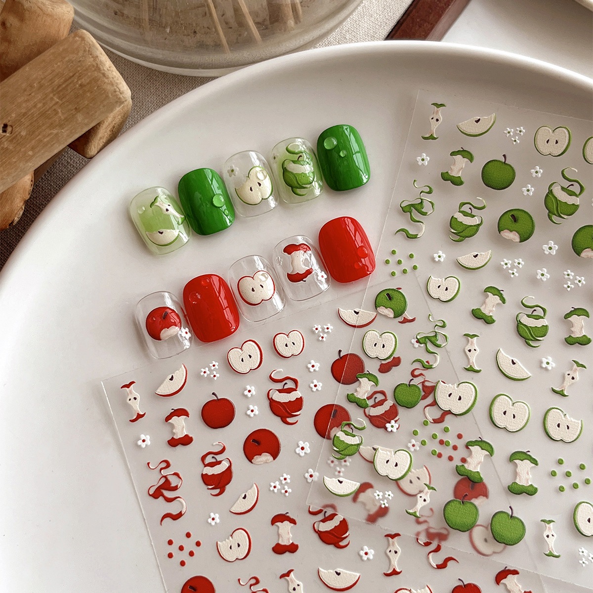 【1点ご購入 で10点プレゼントいたします】エンボスが可愛いネイルシール赤緑リボンのバックジェルネイルアートシール