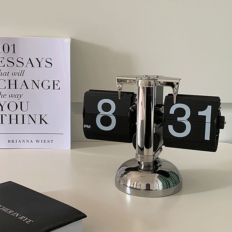 【一人暮らし・引っ越し祝いにおすすめ】 1枚ずつパタパタ…アナログ感たっぷり！ インテリアにもなるフリップ式卓上時計