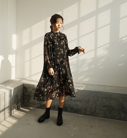 1148. 花柄プリーツロングワンピース（ブラック）